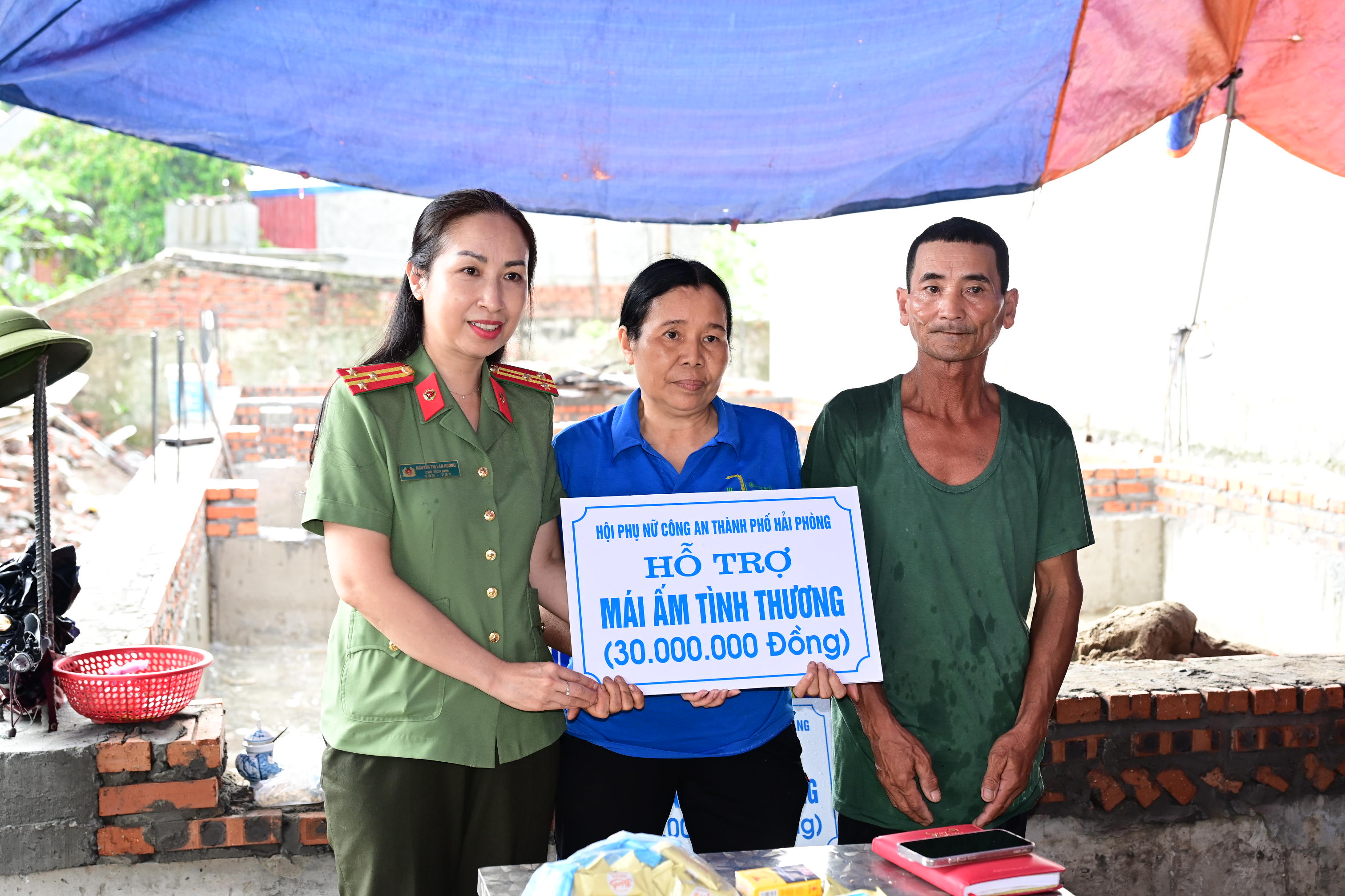 Hội phụ nữ CATP trao kinh phí hỗ trợ xây dựng 